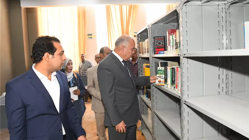 محافظ قنا يتابع التجهيزات النهائية بمكتبة مصر العامة
