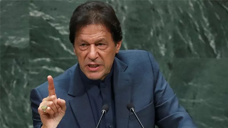 الحكومة الباكستانية تدرس حظر حزب عمران خان