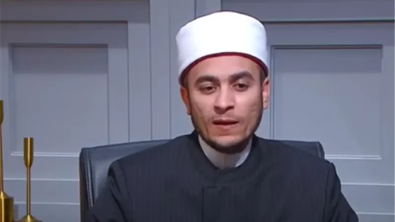بالفيديو.. هل يجوز صلاة الفروض جالسا؟.. أمين الفتوى يجيب