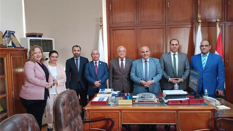 رئيس قطاع مصلحة الشهر العقارى والتوثيق يحاضر بحقوق عين شمس