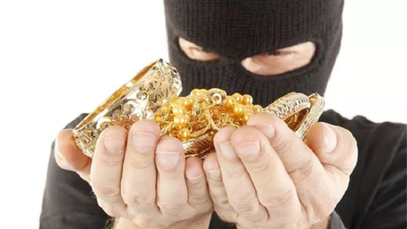 امرأة تحبط سرقة متجر مجوهرات.. بهذه الطريقة | فيديو