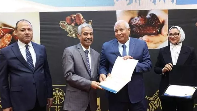 محافظ الوادي الجديد يُكرّم أبرز التنفيذين تميزا حكوميا