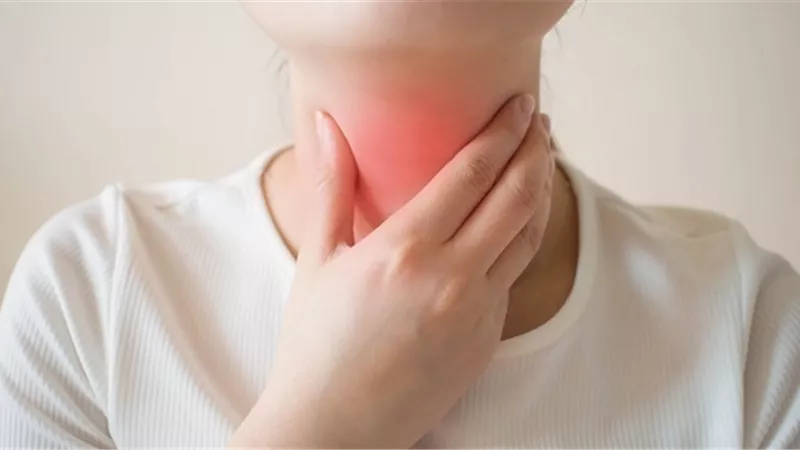 منها تغير الصوت وألم بالأذن .. 6 أعراض مبكرة لسرطان العنق