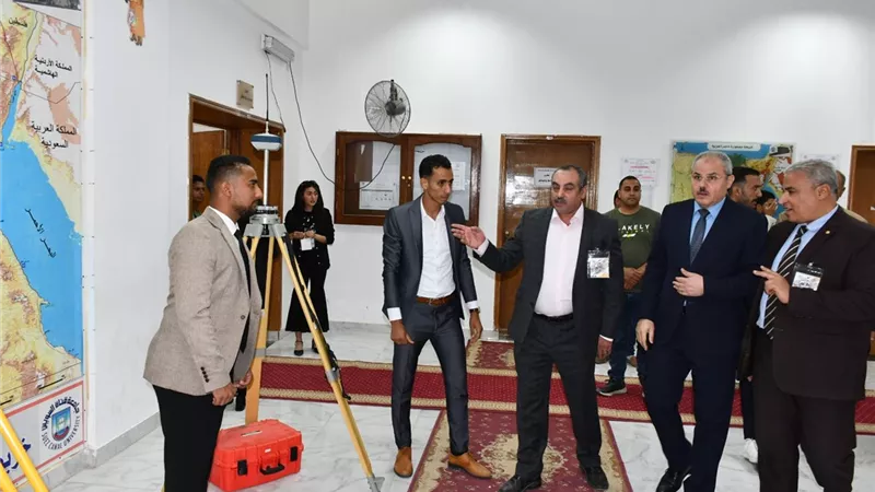 رئيس جامعة القناة يتفقد مشروعات تخرج 514 طالب..صور