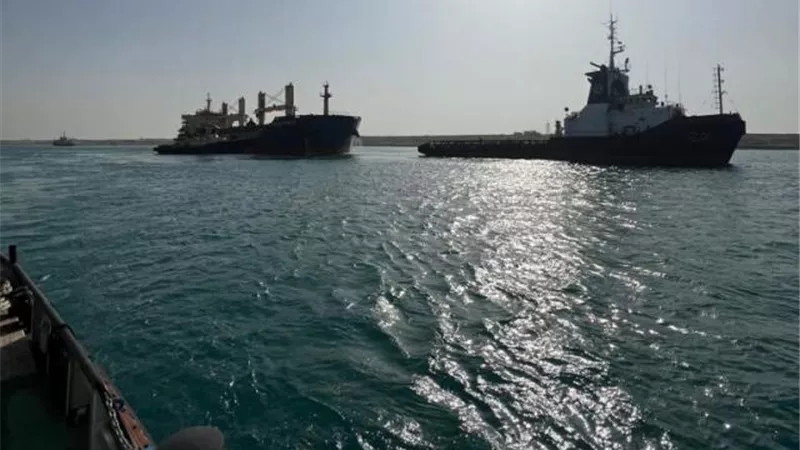 3 قاطرات تسحب السفينة الجانحة في قناة السويس