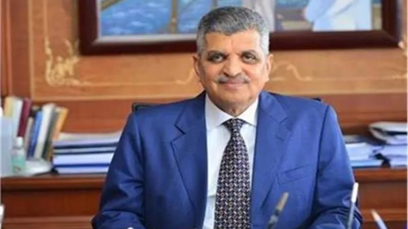 أسامة ربيع يعلن نجاح جهود تعويم سفينة شحن جنحت في قناة السويس