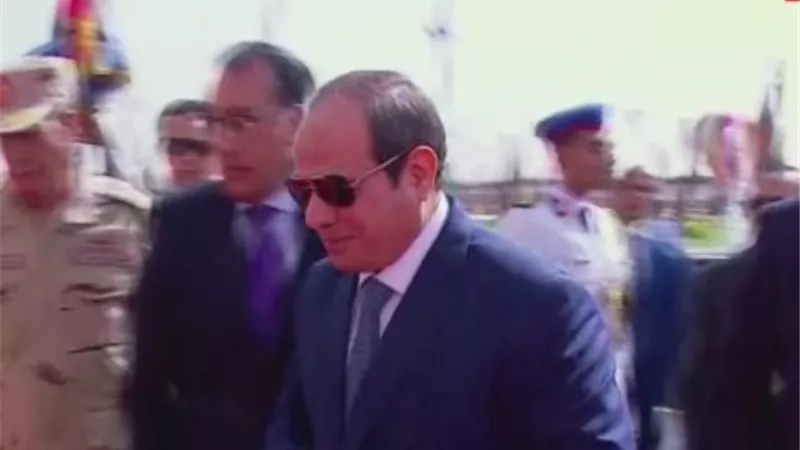 السيسي يصل إلى مقر افتتاح مجمع مصانع إنتاج الكوارتز بالعين السخنة