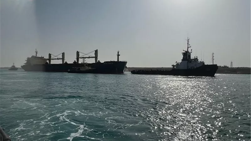 الفريق أسامة ربيع: الدفع بفريق إنقاذ للتعامل مع عطل بسفينة بضائع أثناء عبور القناة