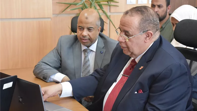 رئيس جامعة الأقصر وفريق كلية الطب يلتقى أعضاء لجنة القطاع الطبى