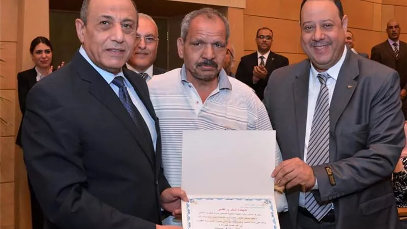 الفريق محمد عباس يكرم العامل المثالى والنماذج المشرفة بالوزارة