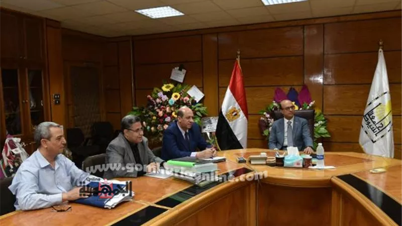 رئيس جامعة أسيوط يرأس اجتماع مستشفى الإصابات والطوارئ الجامعي