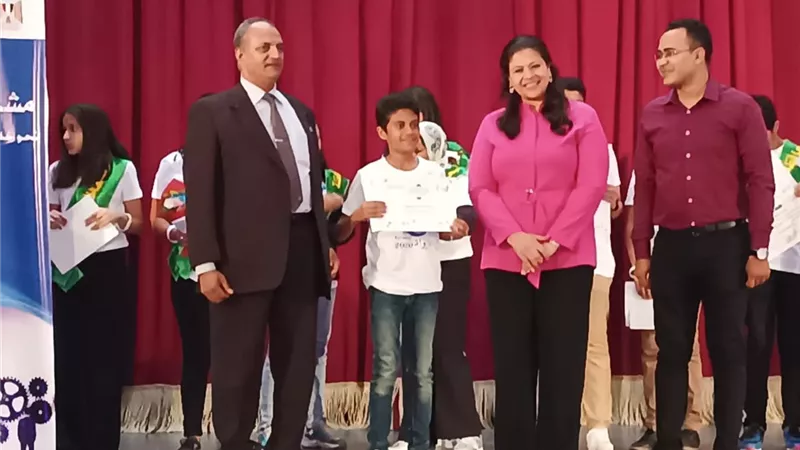 وكيل وزارة التعليم بالإسماعيلية يكرم طالب مخترع