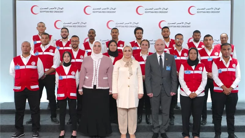 السيدة انتصار السيسى بعد زيارة الهلال الأحمر المصرى: لمست الإنسانية فى أعظم صورها