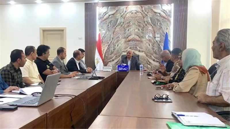 محافظ السويس يتابع الأعمال الجارية بالمرافق العامة
