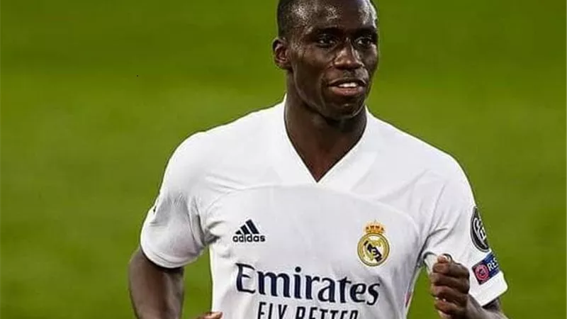 ريال مدريد يدرس التعاقد مع ظهير ليفربول بسبب ميندي