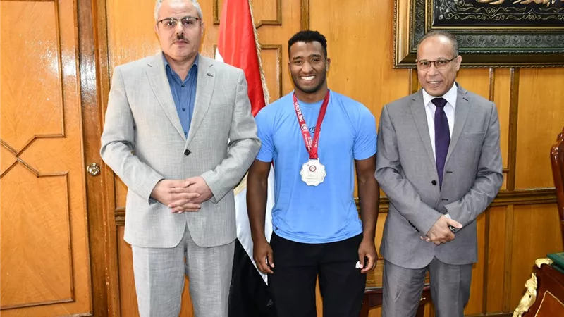 قيادات جامعة القناة تُكرم بطل ذهبية المصارعة بتونس