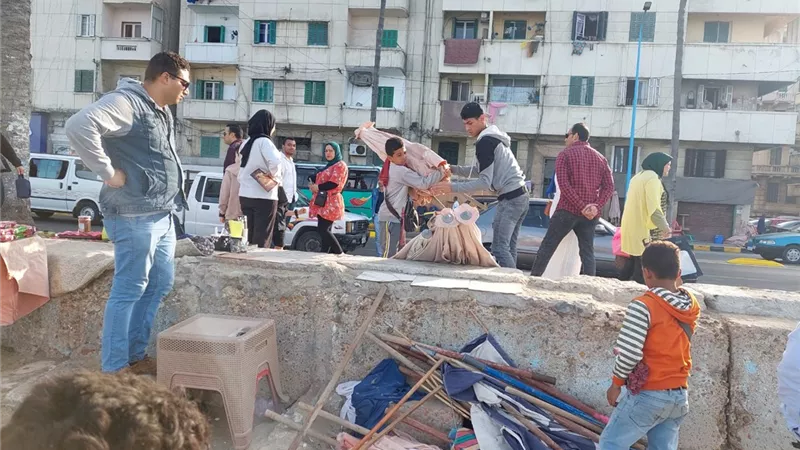 استجابة للأهالي..إزالة التعديات والإشغالات بشاطئ وكورنيش الأنفوشى