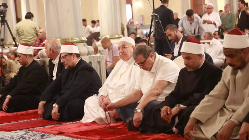 نقيب الأشراف يؤدي صلاة الجمعة بمسجد الحسين ويشارك في 