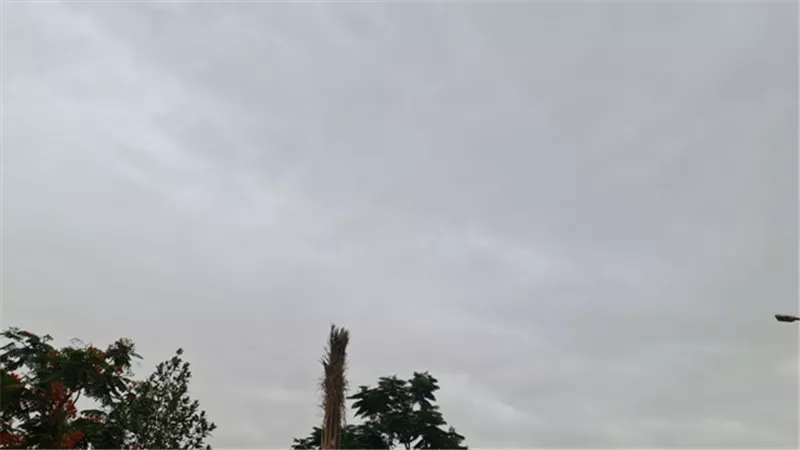 سحب كثيفة تحجب أشعة الشمس بالكامل وأمطار خفيفة بالأقصر