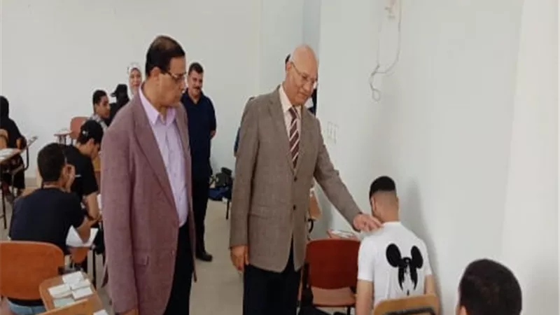 رئيس جامعة بنها يتابع سير الامتحانات بكليتي التربية والحقوق