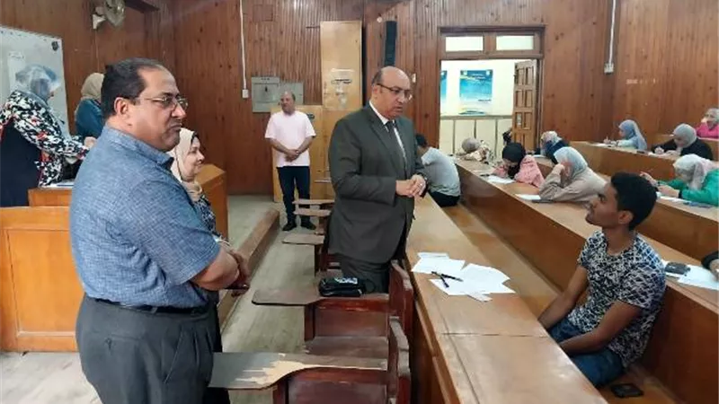 نائب رئيس جامعة المنصورة يفاجئ لجان الامتحانات فى التربية والفنون