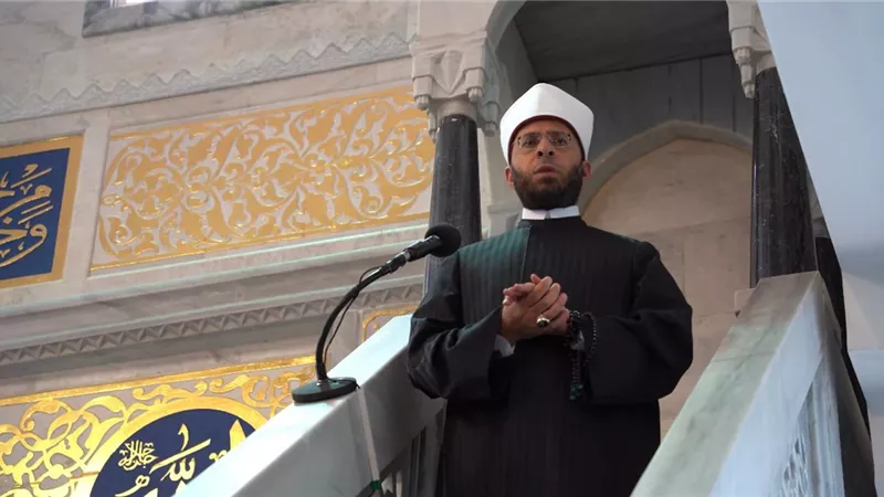 أسامة الأزهري يلقي خطبة الجمعة في أكبر مساجد داغستان.. صور