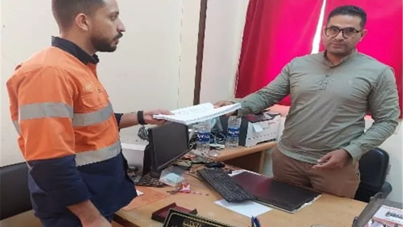 القوى العاملة بالبحر الأحمر تُسلم عقود عمل لذوى همم.. بالأسماء