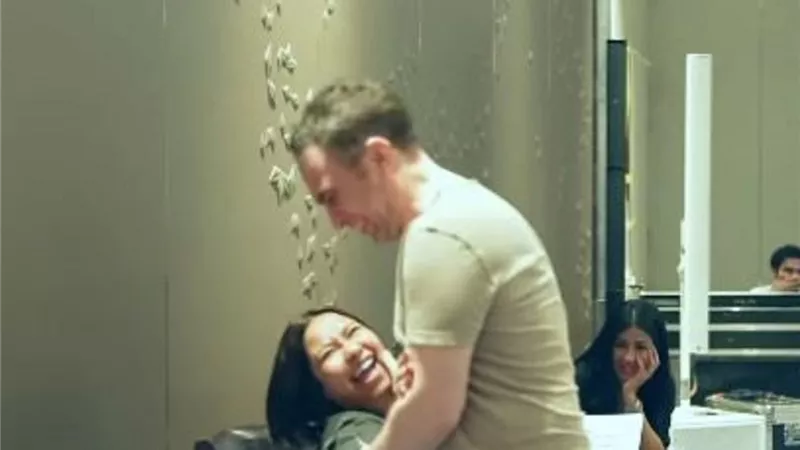 حسام حبيب يداعب شيرين عبد الوهاب اثناء البروفة