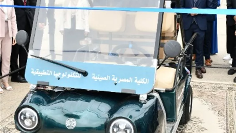 سيارة صديقة للبيئة بالطاقة الكهربائية مشروع طلابي بجامعة القناة