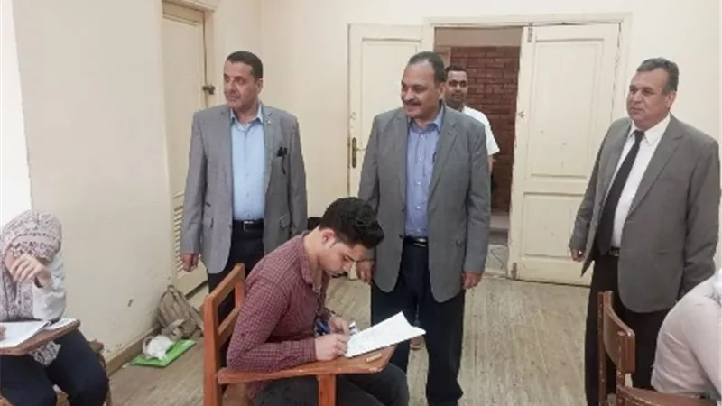 نائب رئيس جامعة بنها يتفقد الامتحانات بكليتى الزراعةوالطب البيطري