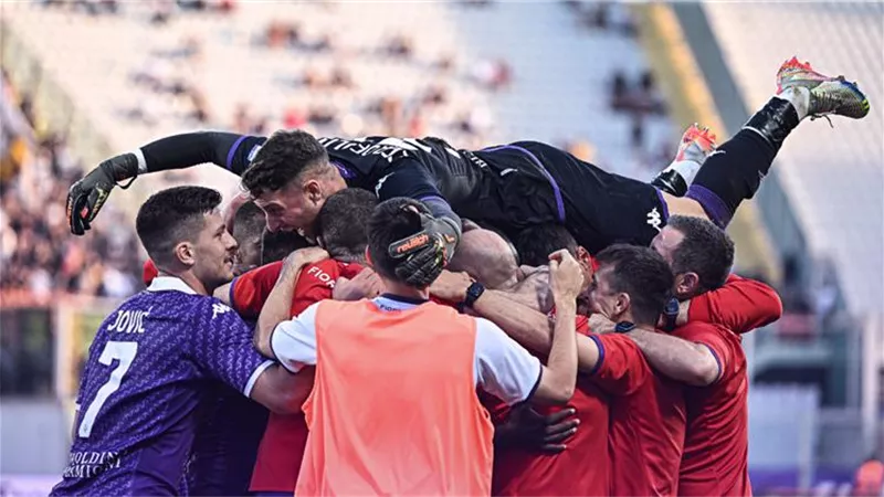فيورنتينا يحول تأخره أمام روما إلى فوز بهدفين لهدف