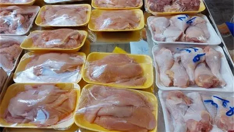التموين تمد المجمعات الاستهلاكية بالسلع الغذائية.. ودواجن مجمدة بـ 85 جنيها