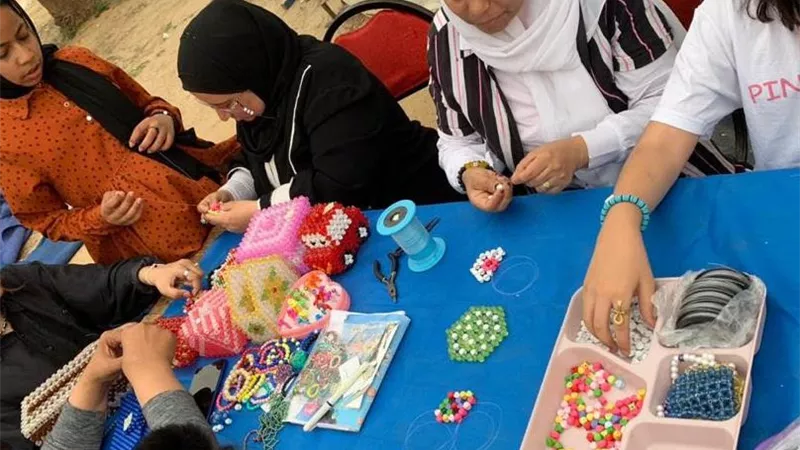 تدريب الفتيات علي الحرف اليدوية بمعرض اهلا رمضان بالإسماعيلية