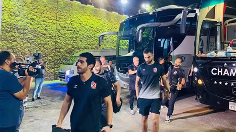 وصول حافلة الاهلى لملعب المباراة لمواجهة طلائع الجيش