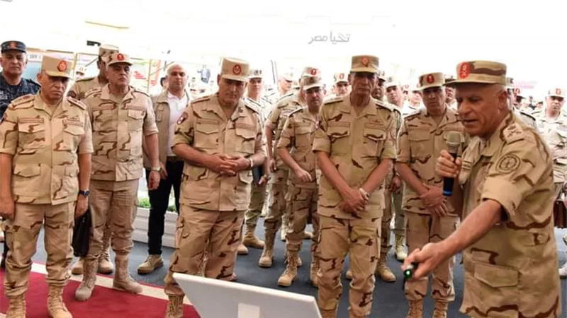 وزير الدفاع يلتقي بعدد من قادة القوات المسلحة.. ويكرم الفائزين فى بطولة الدرع العام للرماية الدولية