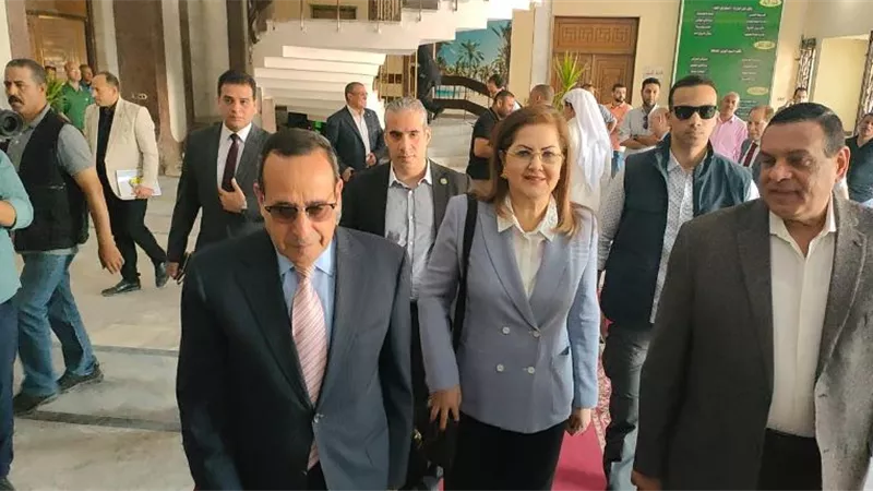شوشة يستقبل وزيرا التنمية المحلية والتخطيط أثناء وصولهما للعريش