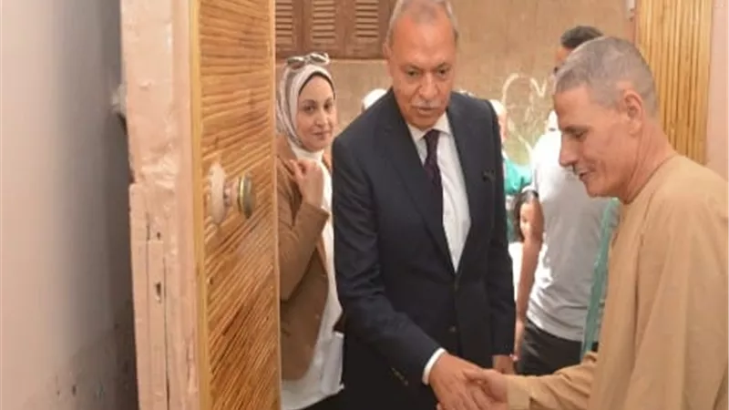 الهجان يتفقد عدداً من المنازل المطورة ضمن مشروع 