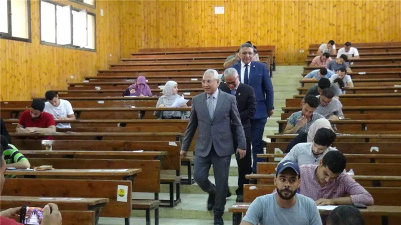 رئيس جامعة المنيا يطمئن على امتحانات كلية الهندسة