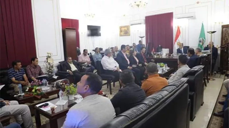 نائب محافظ المنيا يناقش مشروعات الرصف بالطرق مع نواب البرلمان