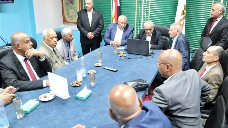 حجازي والزملوط يجتمعان بقيادات التعليم بالوادي الجديد