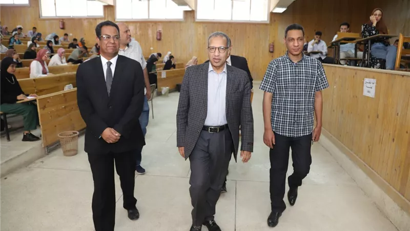 نائب رئيس جامعة جنوب الوادي يتفقد لجان الامتحانات بحقوق قنا