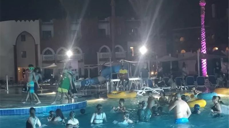 عروض وفقرات فنية ومائية تجذب السياح بفنادق الغردقة