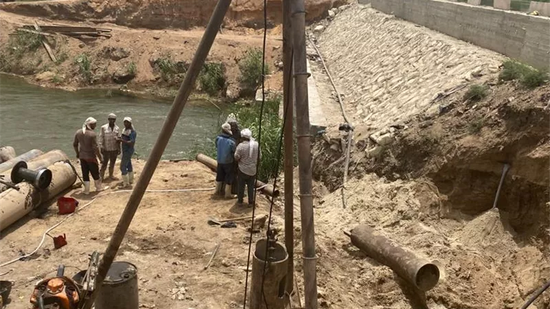 بدء إنشاء الكوبري المعدني أعلى مصرف المحسمة بالإسماعيلية