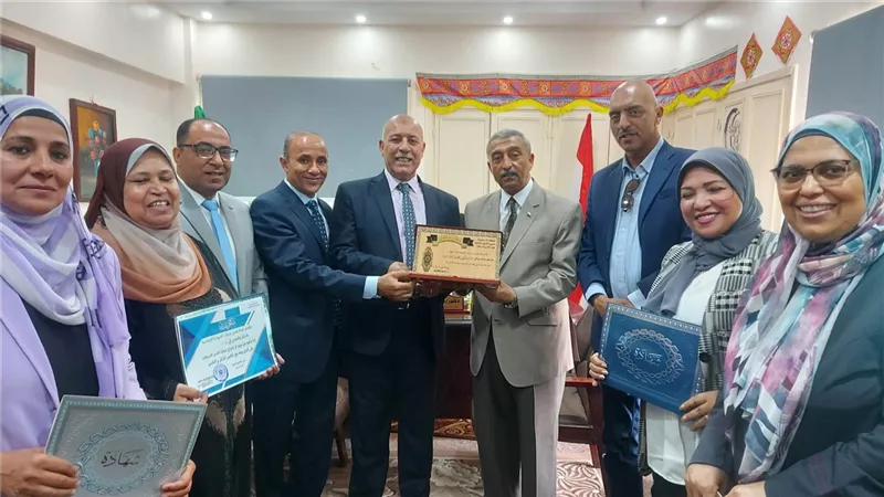 مدير تعليم الإسماعيلية يكرم موجههي العموم بعد تصحيح الإعدادية.صور
