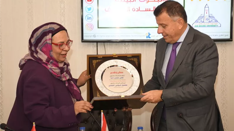 تكريم رئيس جامعة عين شمس بمجلس كلية البحوث البيئية