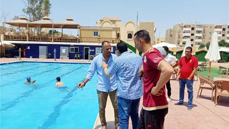 صحة الإسماعيلية تسحب عينات من حمامات السباحة