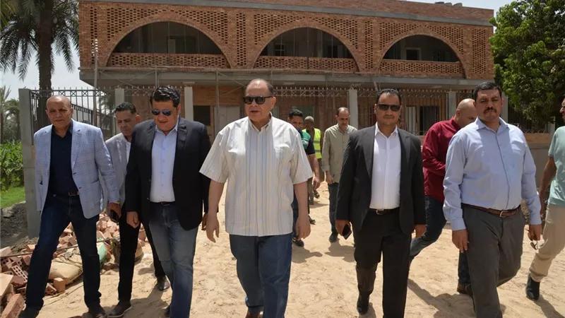 محافظ أسيوط يتفقد أعمال إنشاء وحدة التضامن الاجتماعي بقرية المطمر