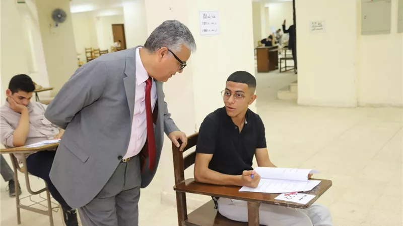 رئيس جامعة جنوب الوادي يتفقد لجان امتحانات الفصل الدراسي الثاني