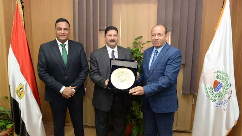 محافظ الدقهليةورئيس جامعةالمنصورةيكرمان مدير الامن السابق للجامعة