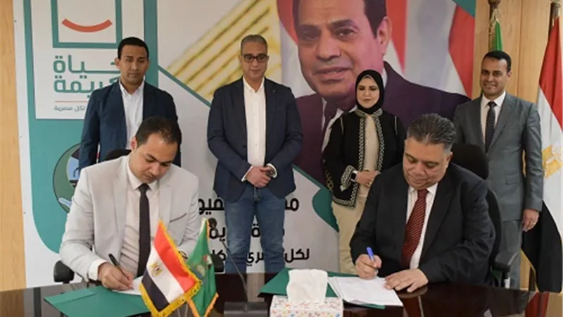 محافظ الفيوم يشهد توقيع بروتوكول تعاون بين 